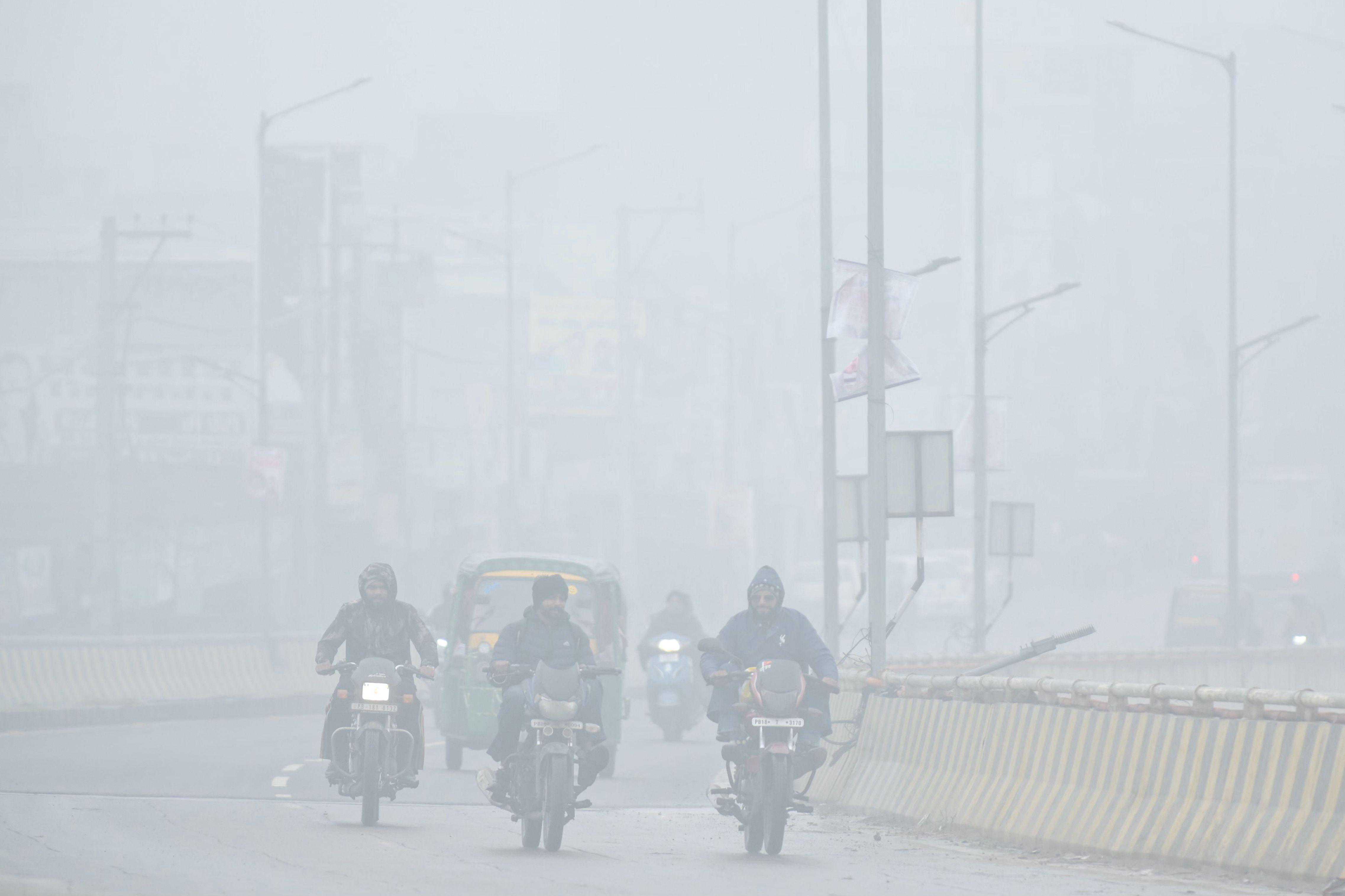 (外代一线)印度遭遇大雾天气